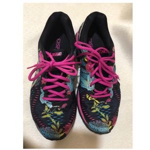 Women’s ASICS floral gel kayano in size 10 EUC!